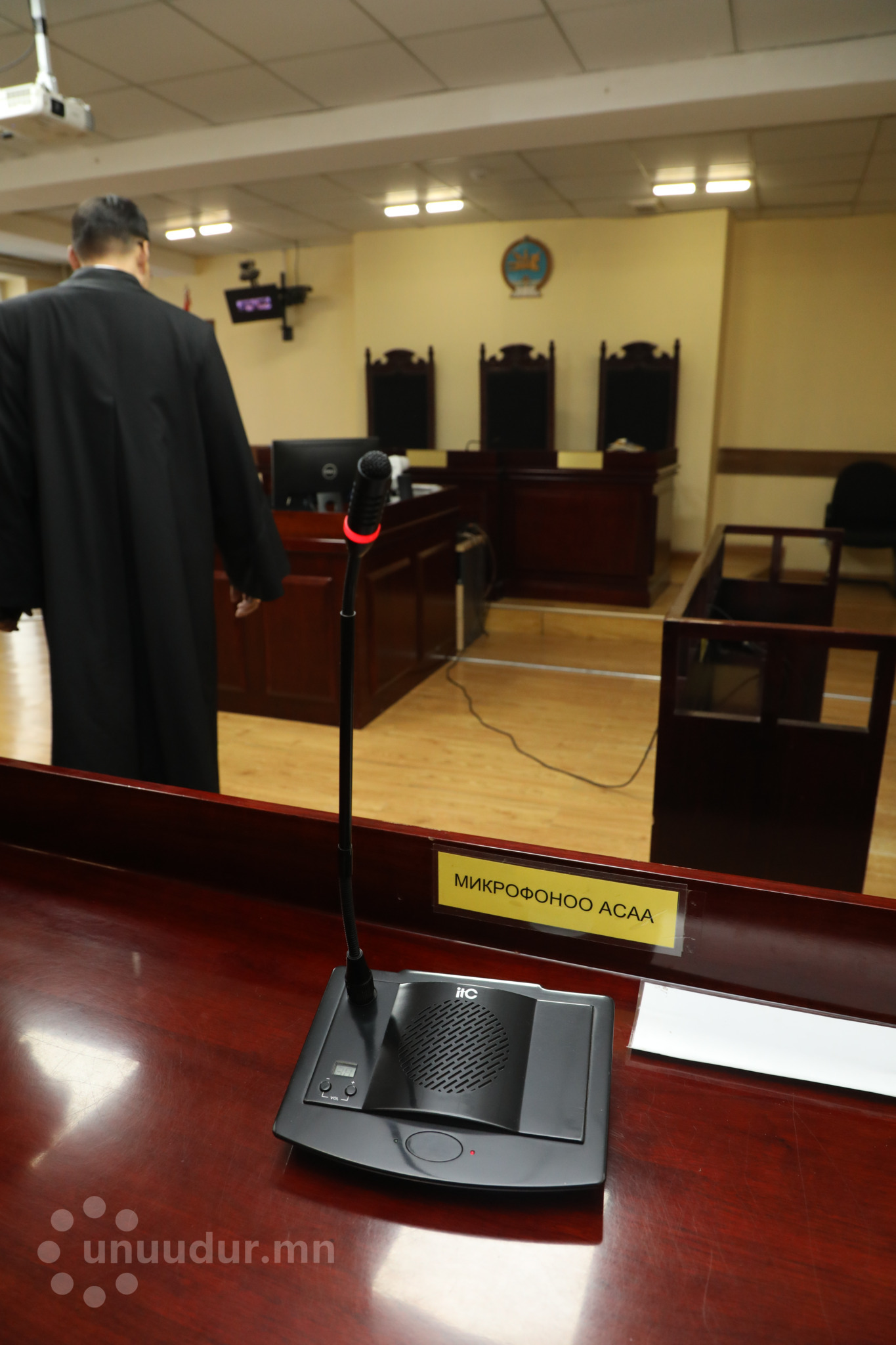 Ёс зүйг үлгэрлэх ёстой шүүгч нар ёсгүй авирласаар л байх уу